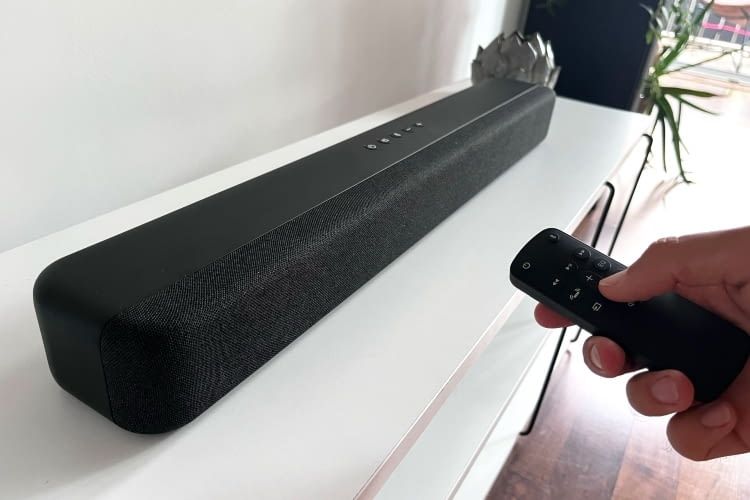 Die Amazon Soundbar kommt mit einer praktischen Fernbedienung