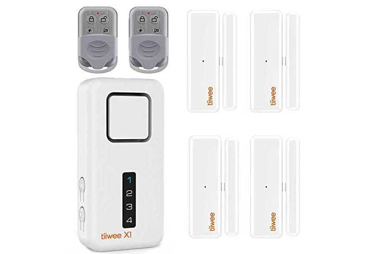 Das tiiwee Home Alarm System Kit X1 XL kommt mit zwei Fernbedienungen, X1 Sirene und vier Tür-/Fensterkontakten