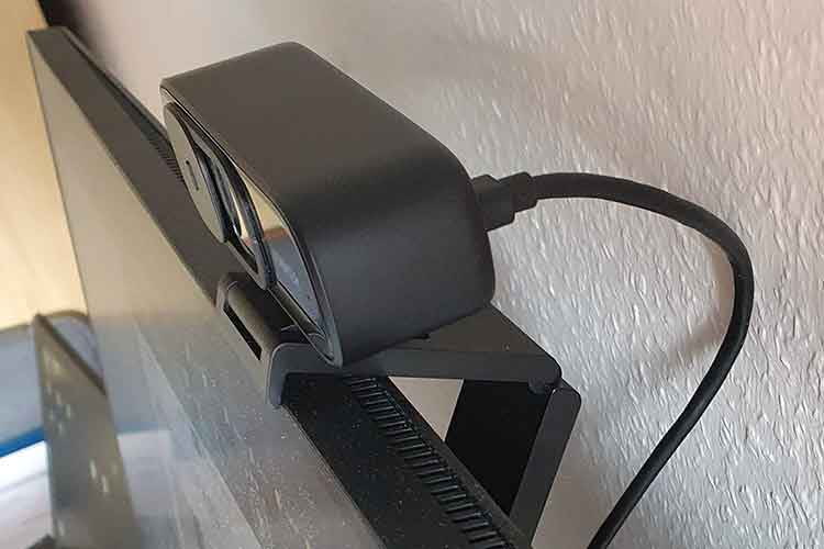 Der Anker Webcam Clip verfügt über mehrere Gelenke, so dass PowerConf C300 auch an dickeren Monitoren festen Halt findet