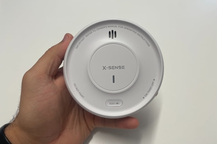 Der X-Sense Rauchmelder hat typische Maße und wiegt nur ca. 170 Gramm