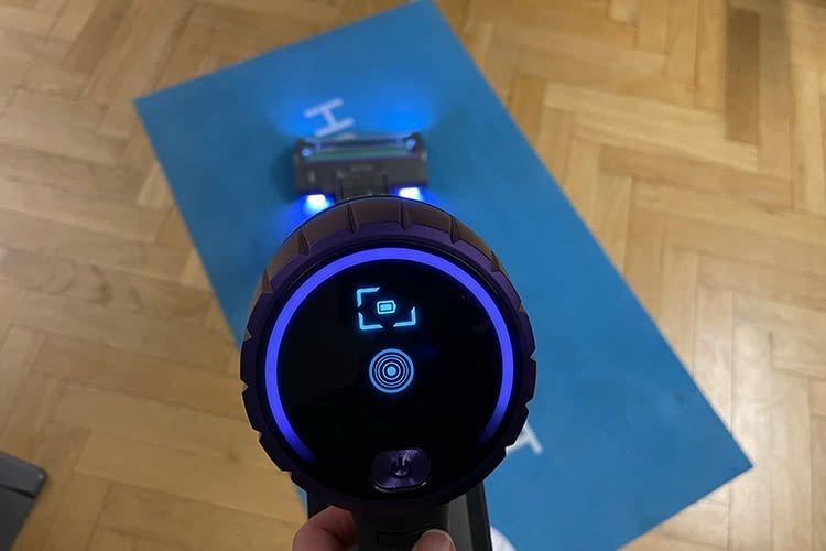 Die Anschalt Taste liegt unter dem übersichtlichen Display