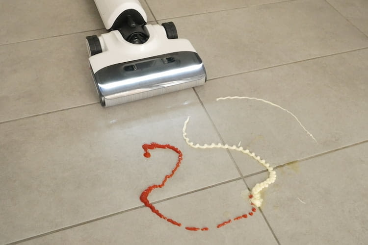 Auch schmierige und hartnäckige Verschmutzungen werden vom Roborock Flexi Pro entfernt.