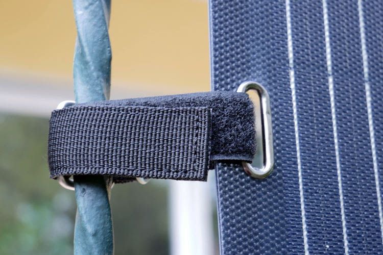 PluginEnergy bietet z.B. besonders leichte Solarmatten, die sich mit Klettbändern befestigen lassen