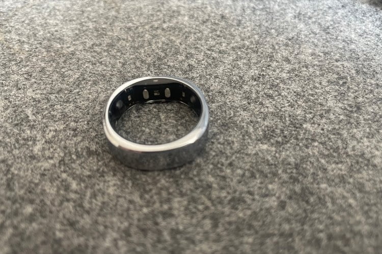 Die Innenseite des Rings mit den Sensoren ist Schwarz, außen ist unser Testgerät Silber