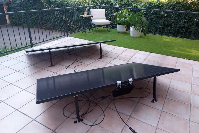 Auf unserer Büro-Terrasse erzeugen die Module den ganzen Tag Strom