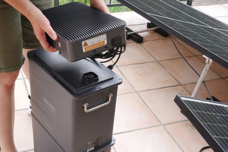 Oben ist der Hyper 2000 zu sehen, unten zwei AB2000 Speichermodule