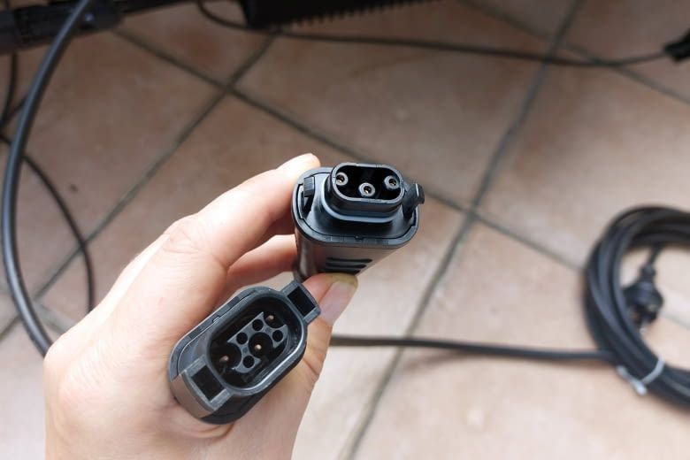 Das Stromkabel besteht aus zwei Teilen, die zusammengesteckkt werden