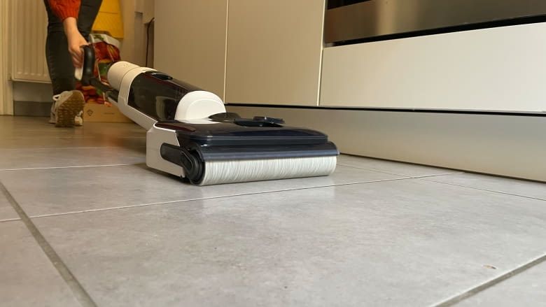 Der Tineco Floor One S5 Stretch hat ein Lie-Flat-Design und ist liegend 13 Zentimeter hoch