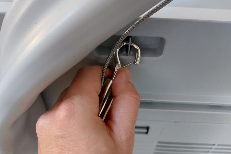 Dieses praktische Metallseil konnten wir mit wenigen Handgriffen montieren