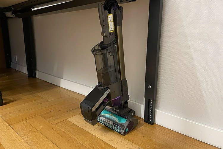 Im Lagermodus ist der Shark PowerDetect clean&empty sehr geräumig