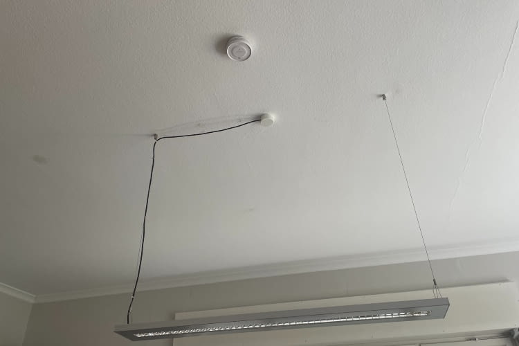 An der Decke ist der X-Sense unauffällig
