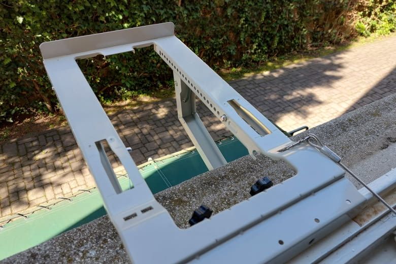 So sieht die Halterung am Fensterbrett ohne Außengerät aus