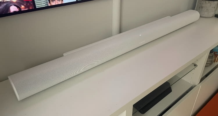 Die Sonos Arc Ultra lieferte in unserem Soundbar Vergleich den besten Sound