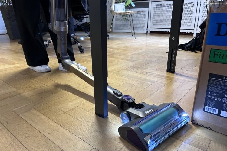 Das knickbare Rohr ist sehr nützlich, um eine ergonomische Reinigung des Bodens zu gewährleisten