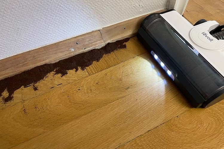 Dank LED Beleuchtung kann auch gründlich in dunklen Ecken gesaugt werden