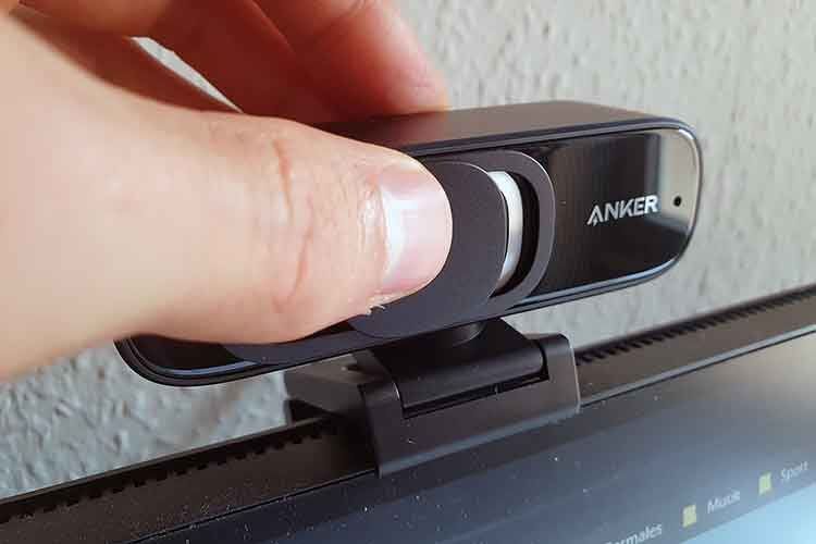 Der Linsen-Schiebeschutz ist ein Zubehörteil, dass der Anwender optional vor dem Webcam-Objektiv anbringen kann