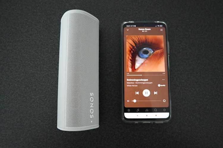 Im Sonos Roam Test haben wir Spotify per WLAN mit dem Sonos Roam Lautsprecher verbunden