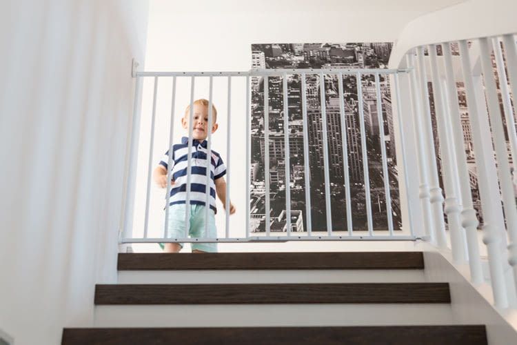 Ein Treppengitter verhindert, dass Kinder beim Toben mehrere Stufen herunterfallen