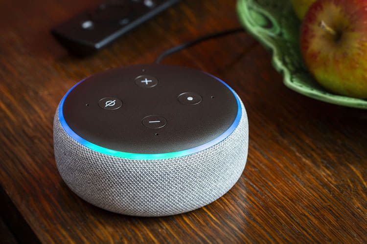 Für das Büro eignet sich der kleine Amazon Echo Dot Lautsprecher