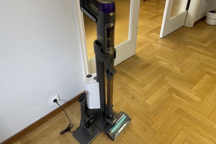 Der Shark PowerDetect kommt mit Absaugstation und Ständer für Zubehör
