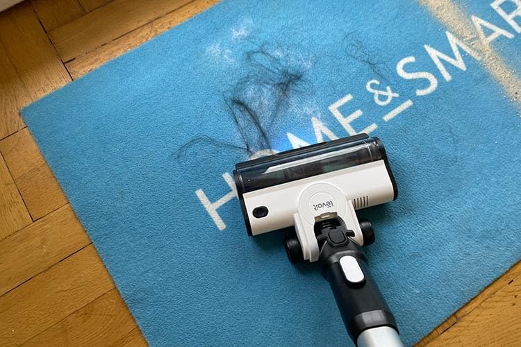 Wir testeten die Aufnahmefähigkeit der Levoit Bodendüse