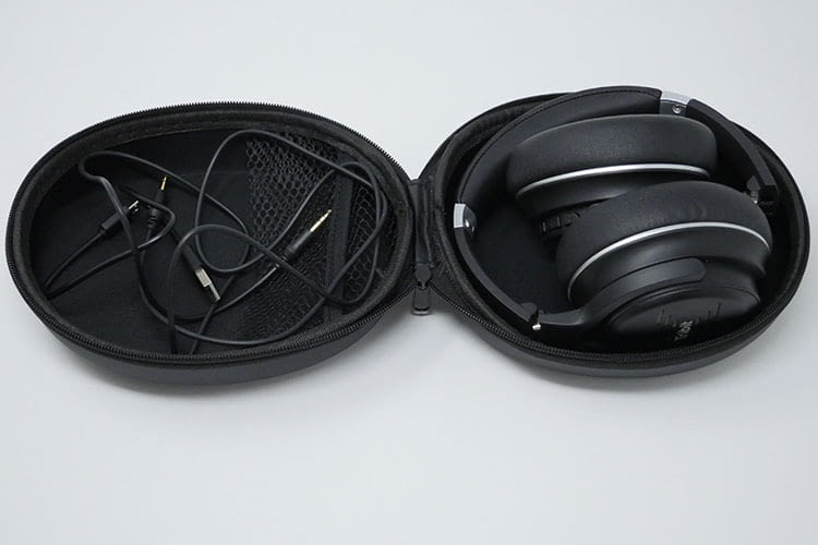 Der Lieferumfang des Tribit XFree Go Kopfhörers umfasst eine praktische Schutzhülle, ein Micro USB Kabel und ein Audiokabel