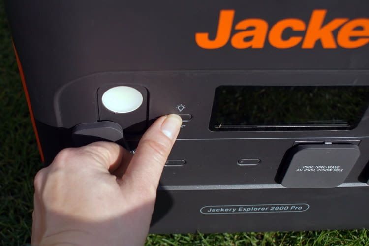 Beim Jackery Explorer 2000 Pro ist vorne eine Lampe direkt integriert