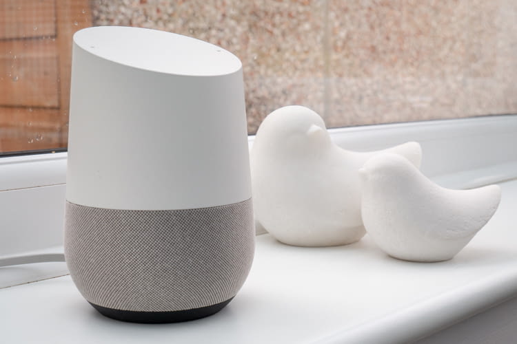 Google Home ist der Klassiker unter den Google Assistant fähigen Smart Speakern