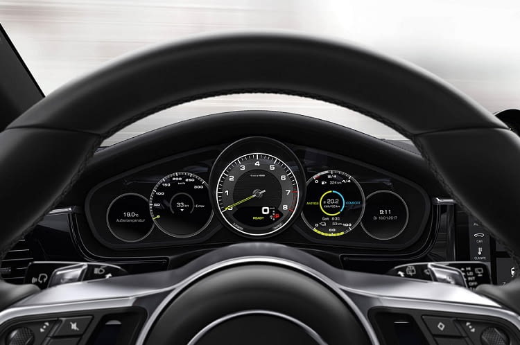 Die Anzeige im Cockpit des Porsche Panamera E-Hybrid kann individuell auf die Bedürfnisse des Fahrers angepasst werden