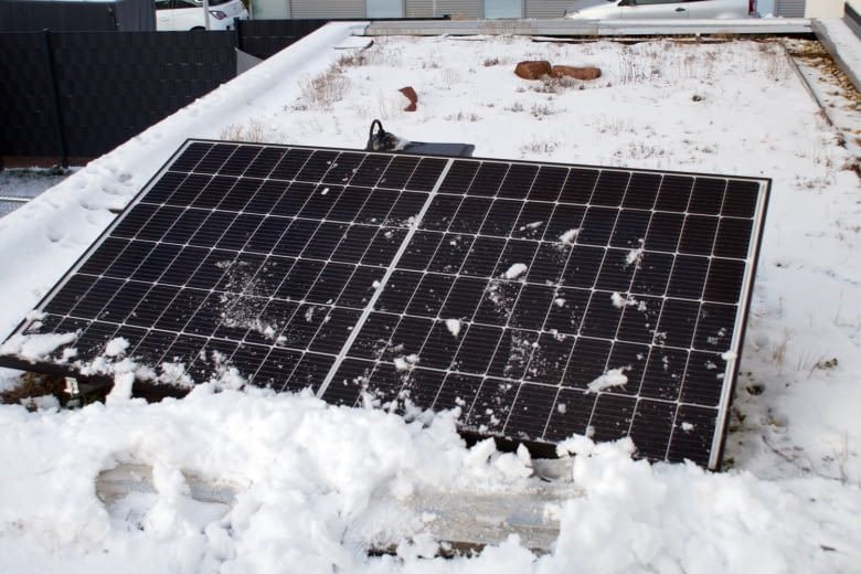 Wir empfehlen flache Solarmodule manuell von Schnee zu befreien
