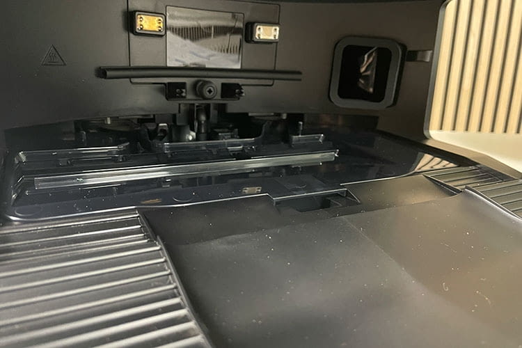 Der DEEBOT X8 PRO OMNI wird in der Station gewaschen