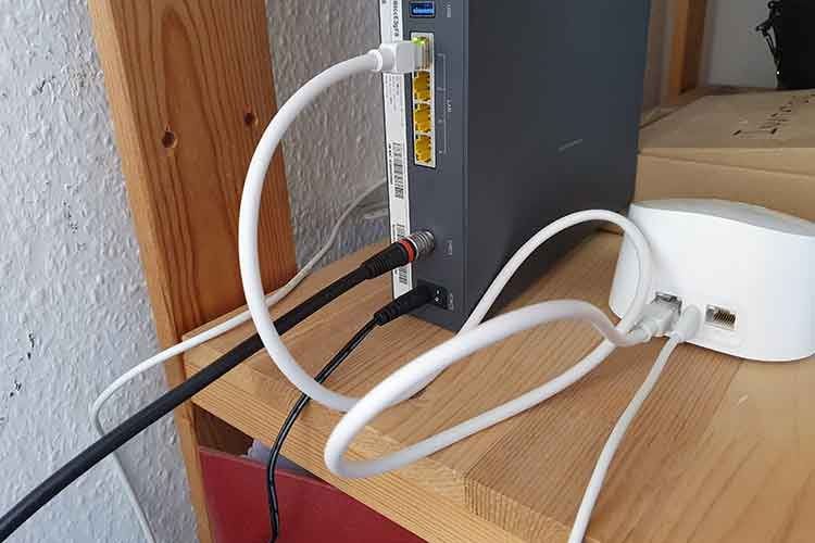 Nur am Amazon eero 6 WLAN-Mesh-Router sind zwei Ethernet-Schnittstellen integriert, wovon eine für den Internet-Router reserviert ist