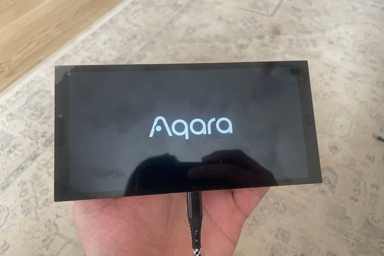 Stecker rein und los geht's: Mit USB-C Kabel lässt sich das Panel schnell starten und einrichten