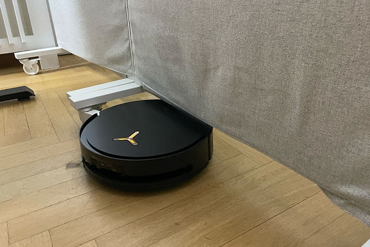 Der X8 PRO OMNI ist recht flach und gelangt auch unter Möbel mit niedrigen Bodenabständen