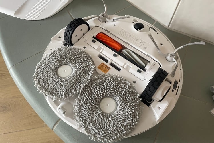 Zwei Seitenbürsten und zwei rotierende Wischmopps sollen für gute Reinigung sorgen