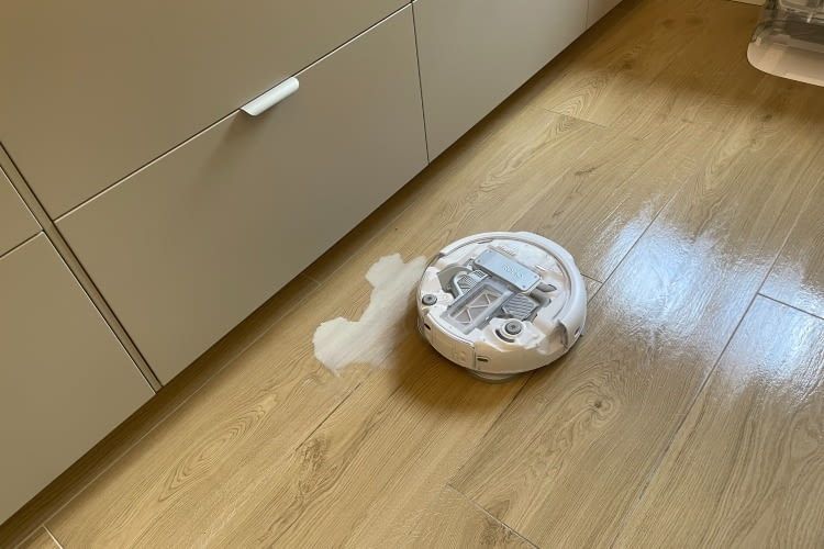 Diesen Teil eines größeren Hafermilch Flecks erkannte der ROMO P als Hindernis und navigierte um ihn herum