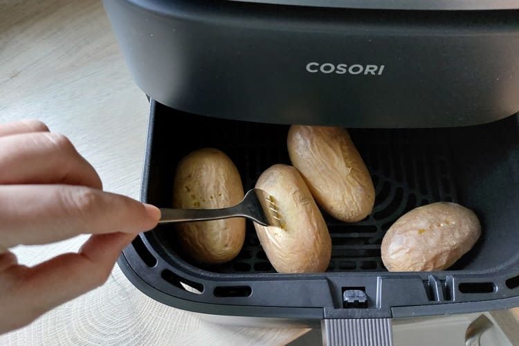 Bei uns gelangen die Kartoffeln in der Heißluftfritteuse sehr gut