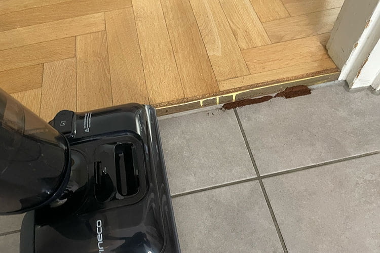 Der Tineco Floor One S7 Stretch Ultra reinigte auch Kanten gut