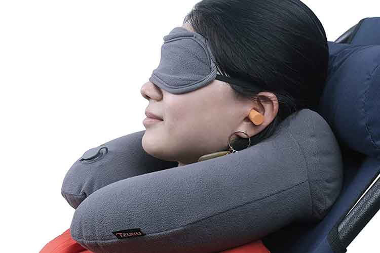 Klassiker neu erfunden: Das IZUKU Reisekissen bietet im Nackenteil zwei Höcker und wird mit Augenmaske und Ohrstöpsel geliefert