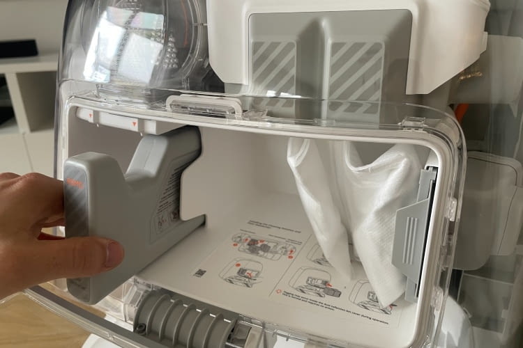 Leider ist auch nur eine von zwei Reinigungslösungen im Lieferumfang enthalten