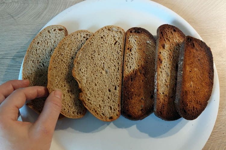 Links ist das Brot nach 2 min Frozen-Modus zu sehen und rechts nach 9 min