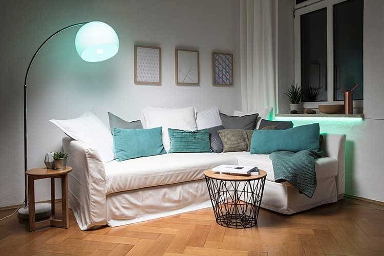 Als optisches Highlight trägt der Osram Smart+ Flex 3P Multicolor LED Streifen zur gemütlichen Stimmung im Wohnzimmer bei