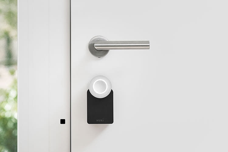 Das Nuki Smart Lock Türschloss ist lediglich an der Innenseite angebracht und verändert damit nicht den Versicherungsschutz der Tür