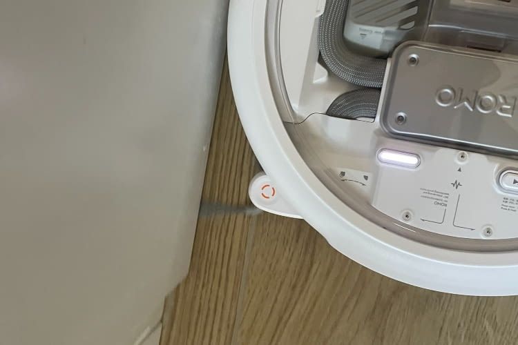 Mit dem ausfahrbaren Arm kommt der Saugroboter perfekt an die Kante und in jede Ecke