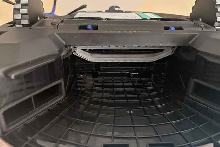 Ein Blick ins Innenleben des Saugroboters eufy RoboVac X8 Hybrid: Der Schmutzbehälter wird wie eine Schublade herausgezogen