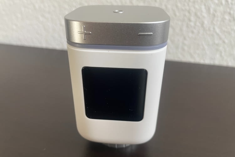 Das Bosch Thermostat kann über die Schaltwippen und per App oder Sprache gesteuert werden