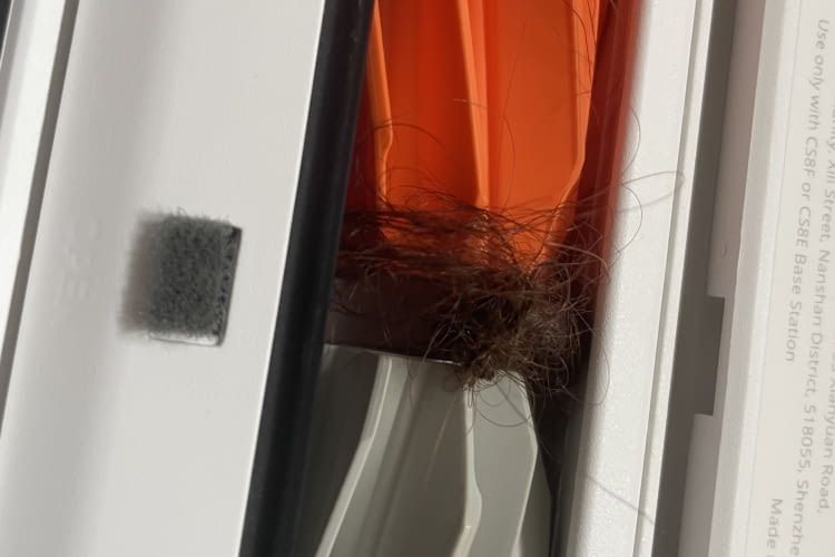 Nach dem Absaugen der Station blieben Haare in der Hauptbürste des ROMO P hängen