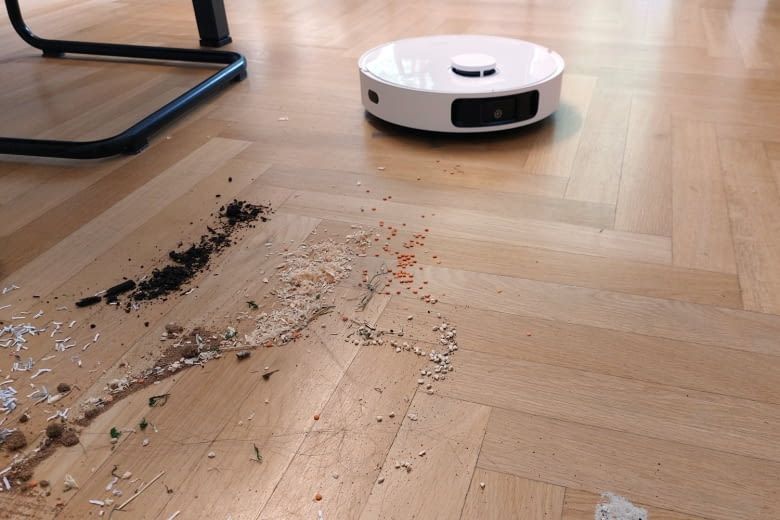 Rechts hat der Roboter hier bereits gesaugt, links noch nicht