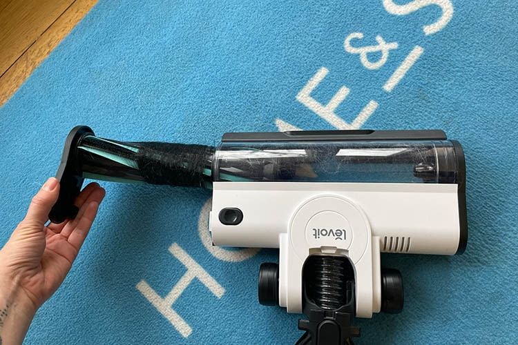 Lange Haare wickelten sich um die Walze und waren leicht zu entfernen