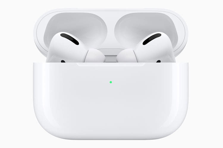 Die Apple AirPods Pro und das Ladecase sind in schlichter weißer Farbe gehalten